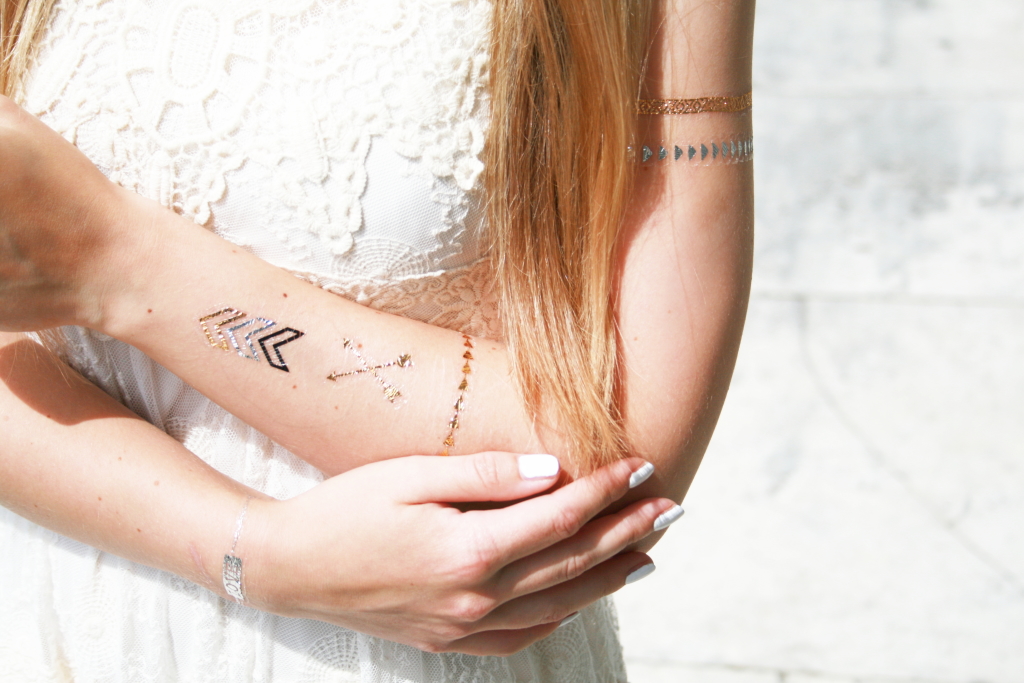 Franziska Elea Blogger Flash Tattoo Sommer Trend Spitzenkleid Gold