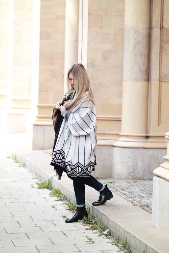 Franziska Elea Fashionblogger Poncho Munich