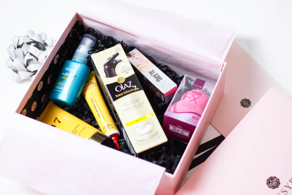 Glossybox Beautyblogger Beauty Box Abo München Fashionblog Modeblog Franziska Elea Olaz John Frieda Benefit deutsche Blogger Instagram