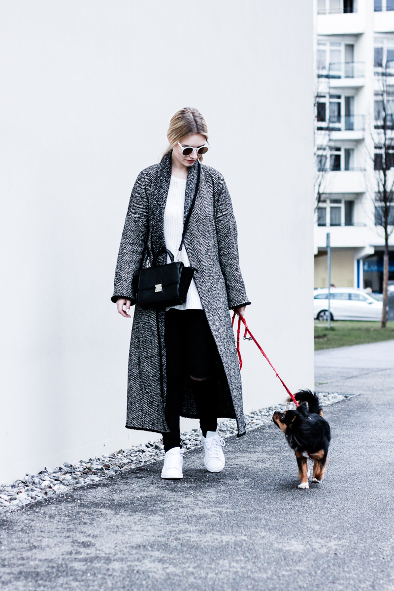 Mantel lang bodenlang Mango XXL Oversize Fashion Blog Modeblog München deutsche Blogger Berlin ootd Outfit Adidas Stan Smith Umhängetasche Franziska Elea Chihuahua Hazel