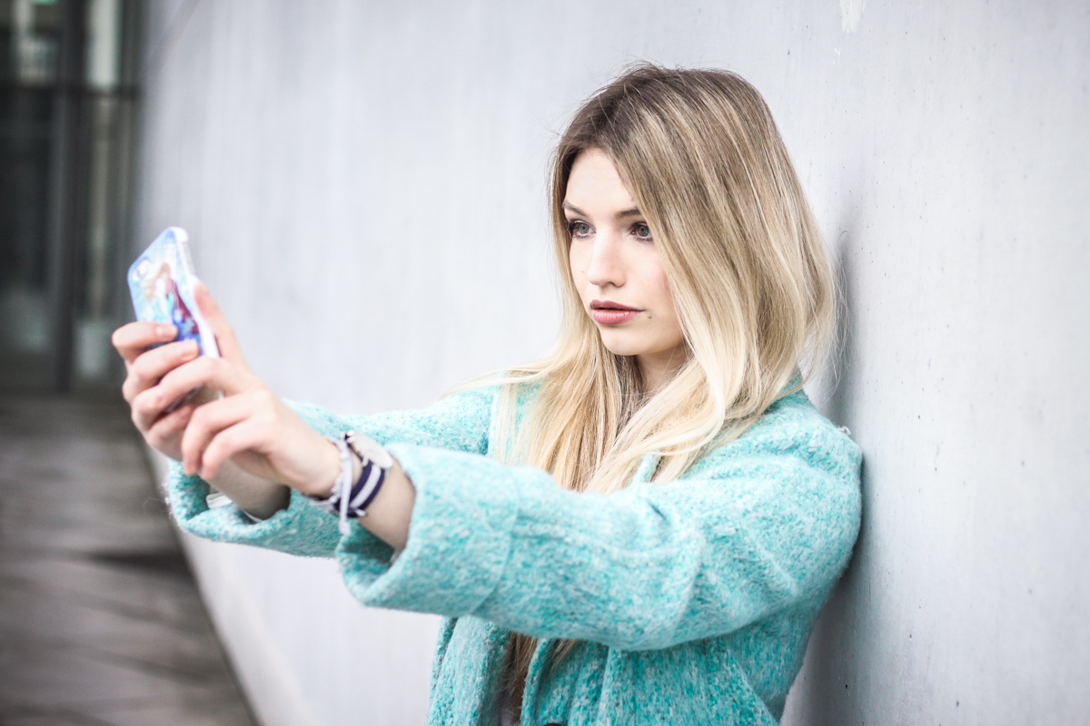 Franziska Elea Mantel Winter Zara türkis Blogger Mode Blog Fashion Blog München Fashionblogger Berlin ootd Outfit Look Overknees Strümpfe Rock Tasche Accessorize Selfie