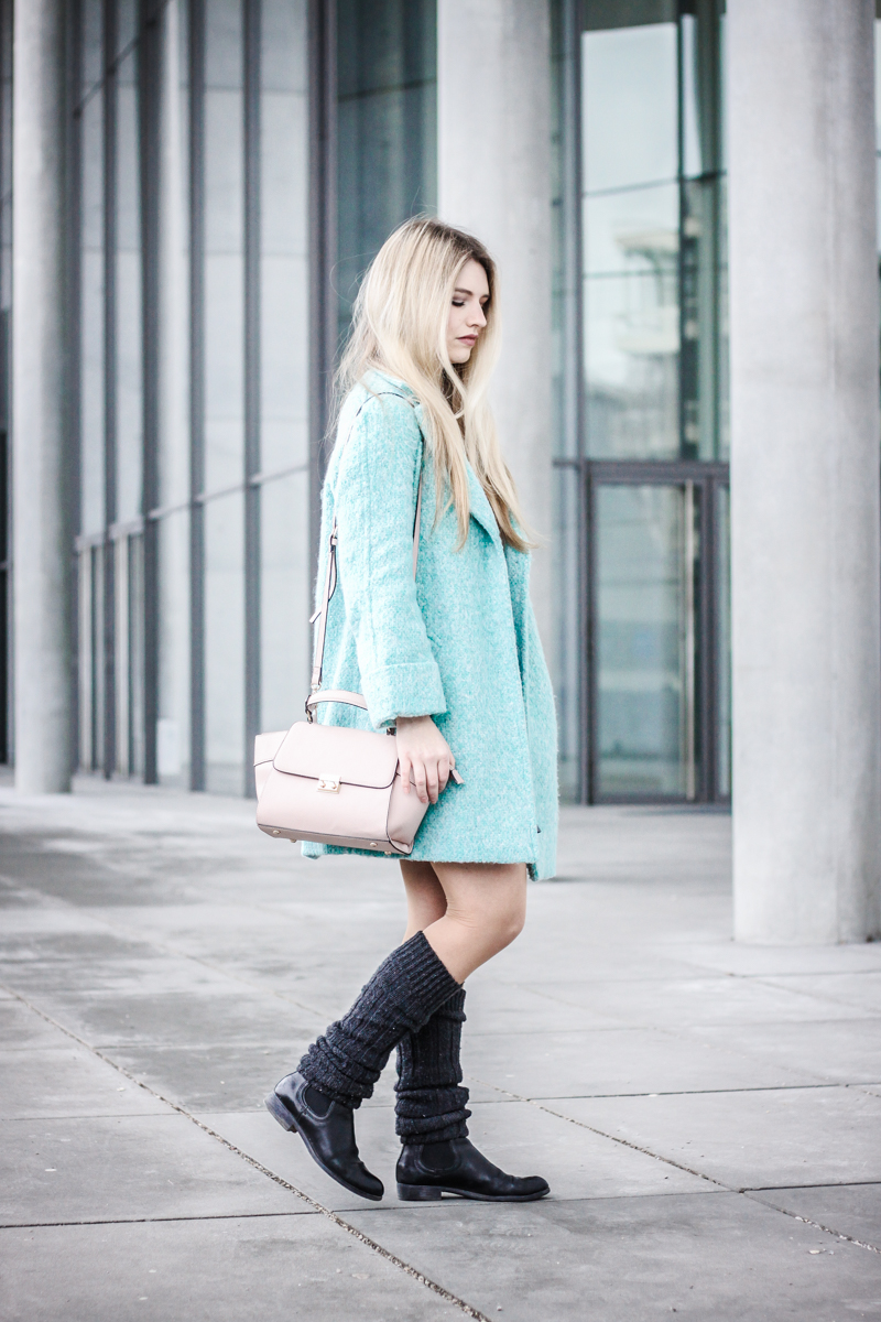 Franziska Elea Mantel Winter Zara türkis Blogger Mode Blog Fashion Blog München Fashionblogger Berlin ootd Outfit Look Overknees Strümpfe Look Kombination