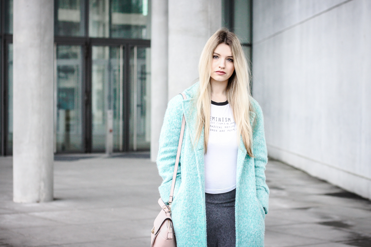 Franziska Elea Mantel Winter Zara türkis Blogger Mode Blog Fashion Blog München Fashionblogger Berlin ootd Outfit Look Overknees Strümpfe Rock Tasche Accessorize Portrait Trapeztasche rosa