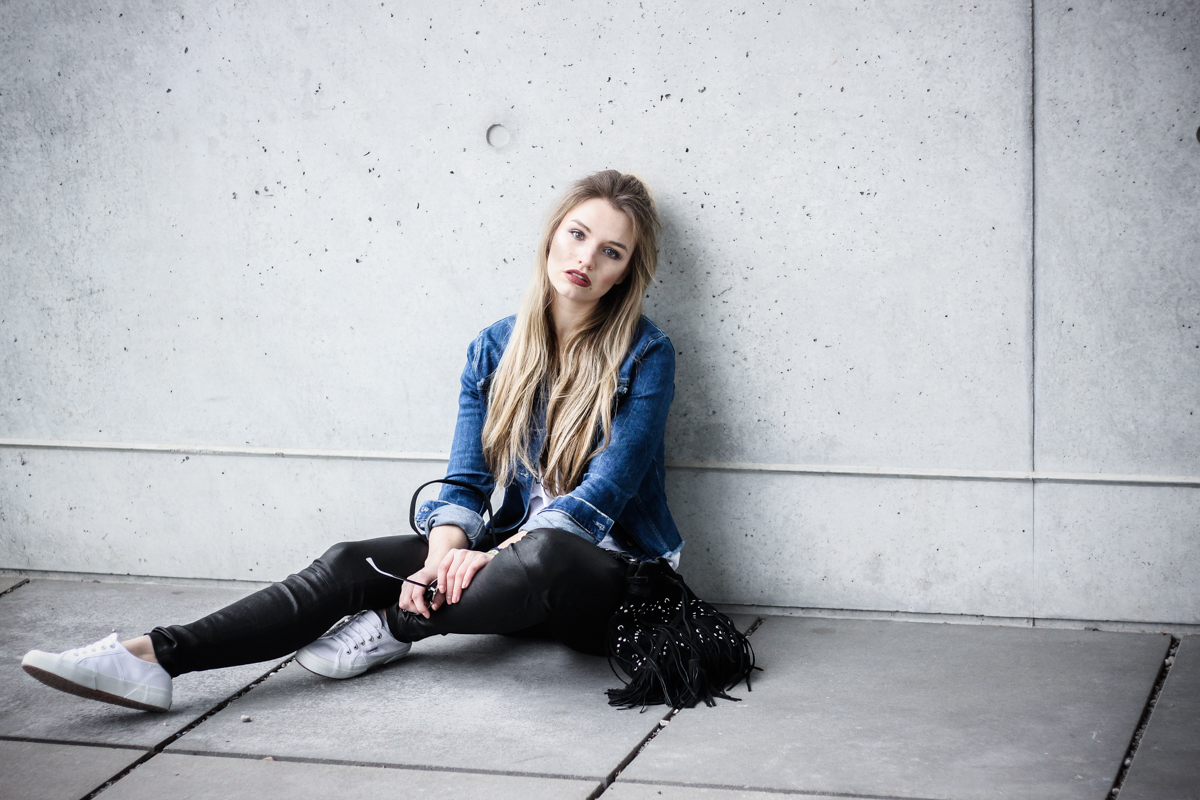 Franziska Elea Mode Blog München ootd Outfit Fashionblogger Modeblogger Guess Jeansjacke Jeans Ash Ledereggins Style Half Bun Superga Sneakers Frisur Fransentasche