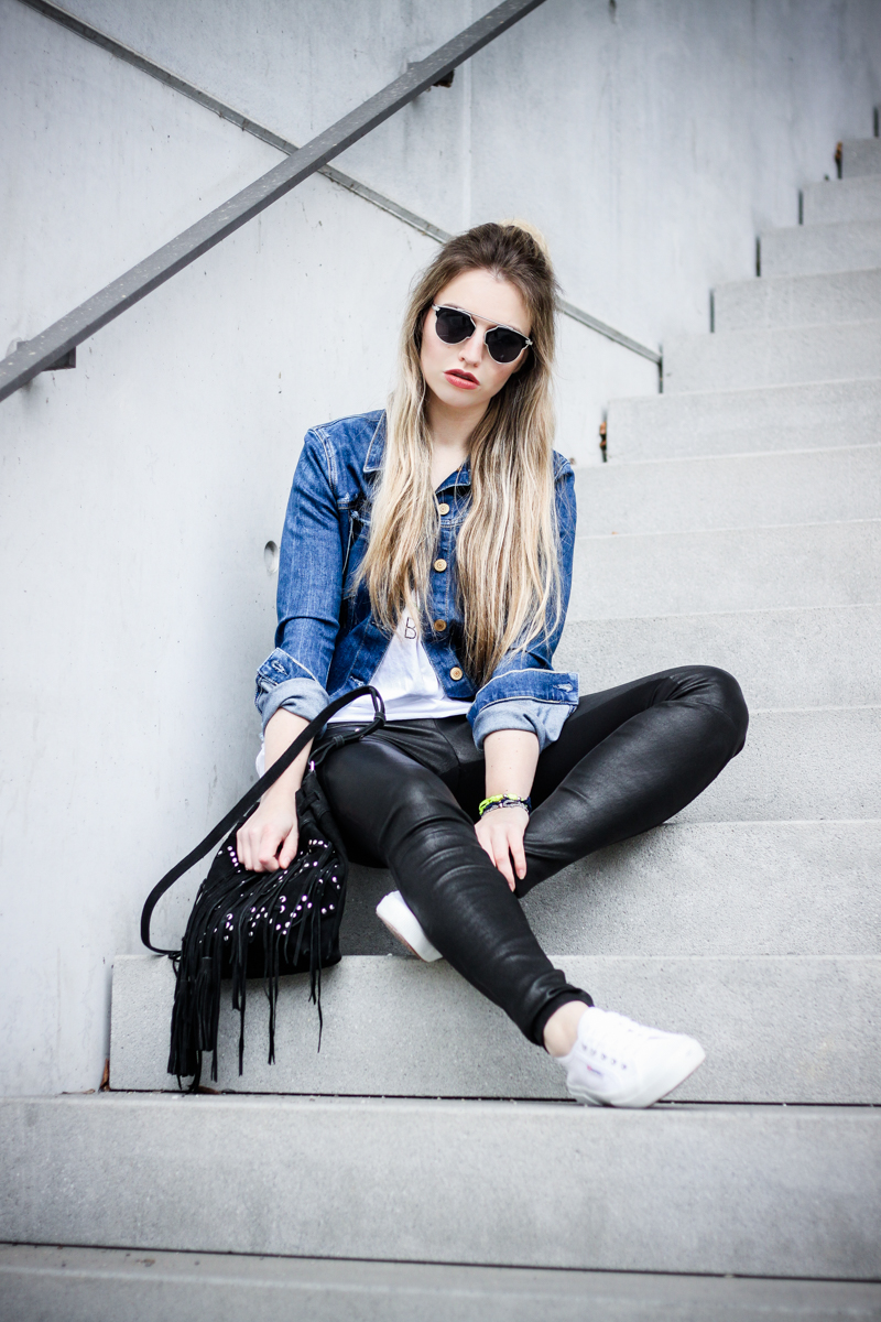 Franziska Elea Mode Blog München ootd Outfit Look Style Fashionblogger Modeblogger Berlin Instagram Guess Jeansjacke Jeans Ash Ledereggins Style Half Bun deutsche Blogger Cruciani Armband