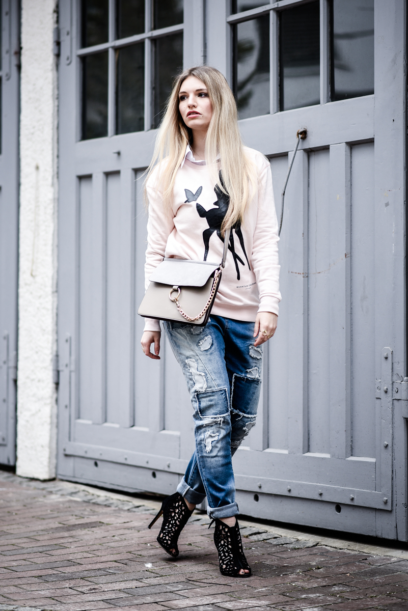 Franziska Elea Outfit Boyfriend Jeans Blue Monkey Sweater Quantum Couture Bambi Mode Blogger München Berlin Streetstyle