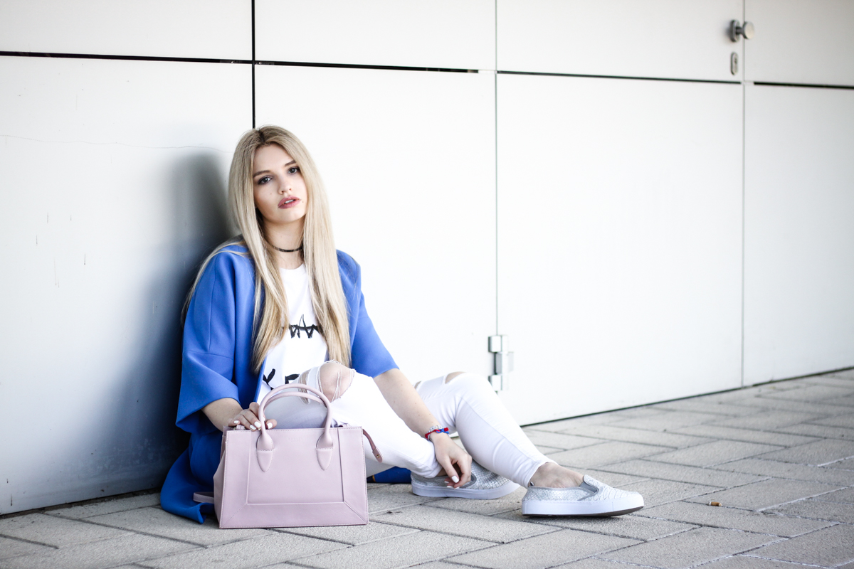 Franziska Elea Blogger Mode Lifestyle Beauty Fashionblog Outfit Kombination Umhängetasche Sommer Mantel weiße Hose zerrissen