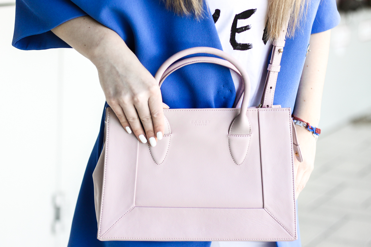 Franziska Elea Blogger Mode Lifestyle Beauty Fashionblog Outfit Kombination Umhängetasche Sommer Mantel weiße Hose zerrissen Radley rosa