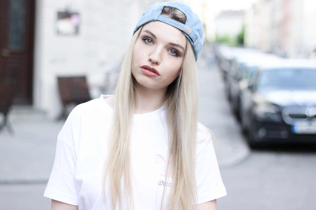 Franziska Elea Blogger Fashionblog Mode T Shirt Einhorn Unicorn Camaloon Mini Rock Outfit Cap New Look München Streetstyle Munich