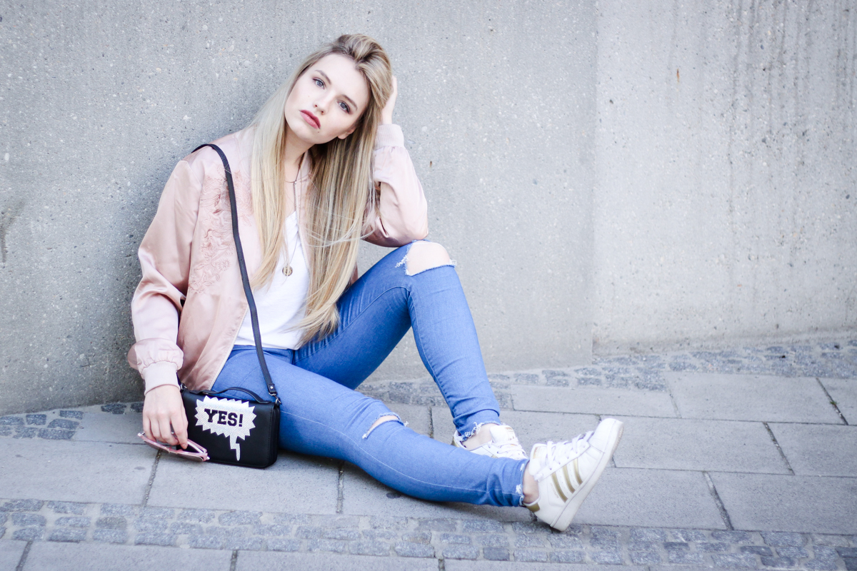 Franziska Elea Blogger Fashionblog Outfit Modeblog München deutsche Fashionblogger rosa Bomberjacke Sommer Trend Style Jeans Adidas