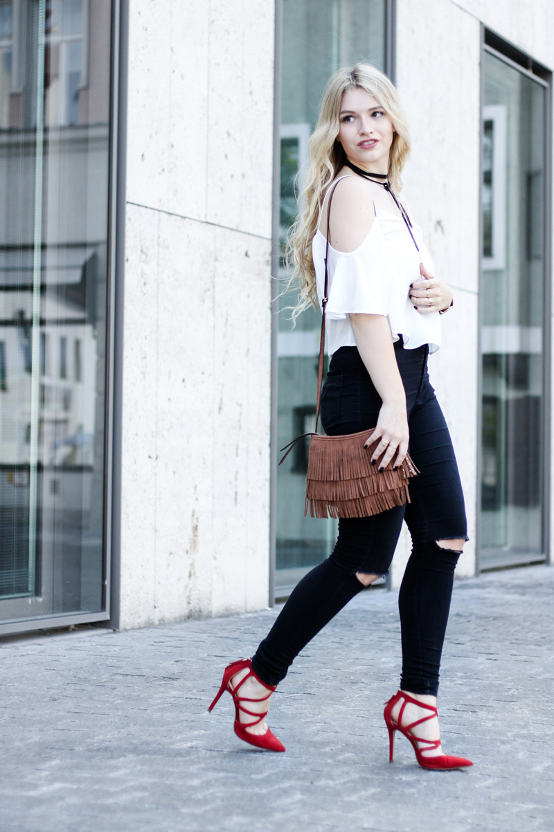 Franziska Elea Blogger Locken Extensions Choker Asos Halsband Camisole Oberteil 90s Kette Zara Sommer Look High Heels