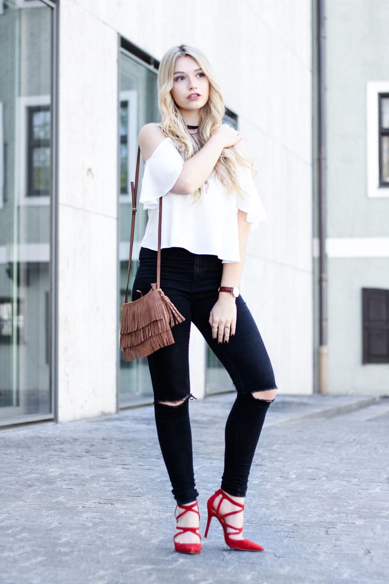 Franziska Elea Blogger München Locken Extensions Choker Asos Halsband Camisole Oberteil luftig ootd Outfit Kombination 90s Kette Zara Fashion Blog