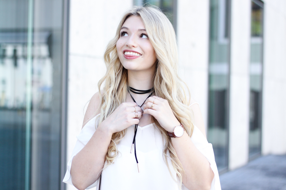 Franziska Elea Blogger München Locken Extensions Choker Asos Halsband Off Shoulder ootd Outfit schulterfrei Top lustig 90s Kette Fashion Blog