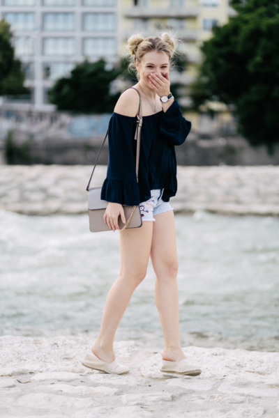 Franziska Elea Modeblogger München deutsche Blogger Off Shoulder Bluse Sommer Look Hotpants Tasche Espadrilles