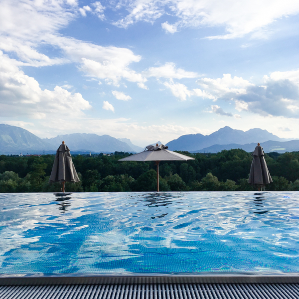 Franziska Elea deutsche Blogger Modeblog Fashion Blog München Travel Infinity Pool Wasser Rooftop Aussicht Berge Alpen Österreich View Pool romantisch