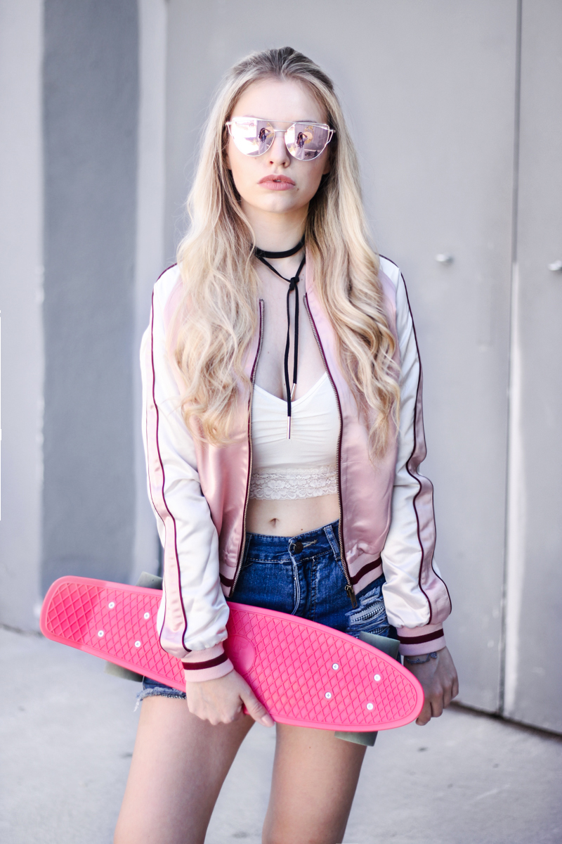 Franziska-Elea-deutsche-Blogger-Modeblog-Fashionblog-München-Review-Bomberjacke-Satin-rosa-Print-Skateboard-Penny-Board-pink-Sonnenbrille-Spiegel-ootd