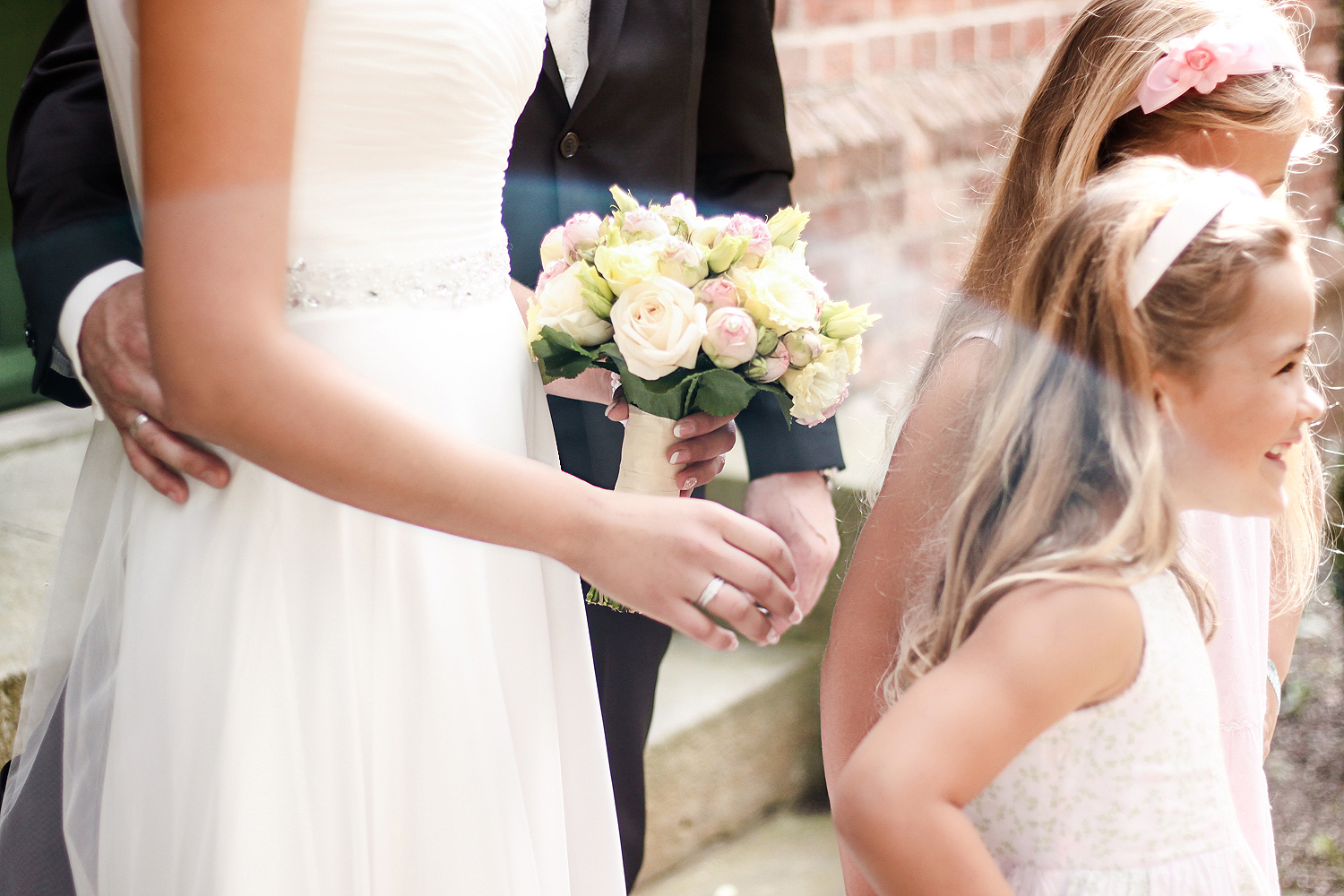 Franziska-Elea-deutsche-Blogger-Modeblog-Fashionblog-München-Hochzeit-Braut-Brautstrauß-Brautkleid-Glitzer-Schleier-Kirche-Trauung-Blumen-Blumenmädchen