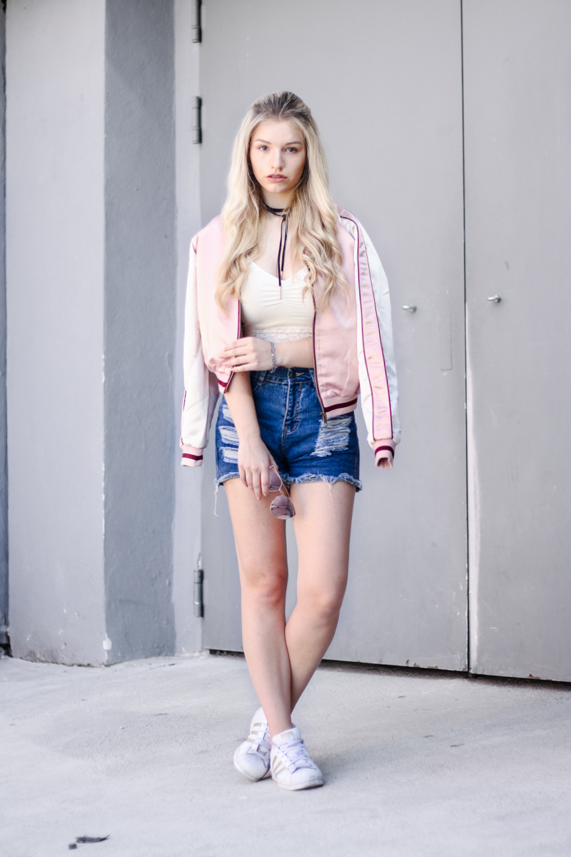 Franziska-Elea-deutsche-Blogger-Modeblog-Fashionblog-München-Review-Bomberjacke-Satin-rosa-Print-Sonnenbrille-verspiegelt-Sommer-Outfit