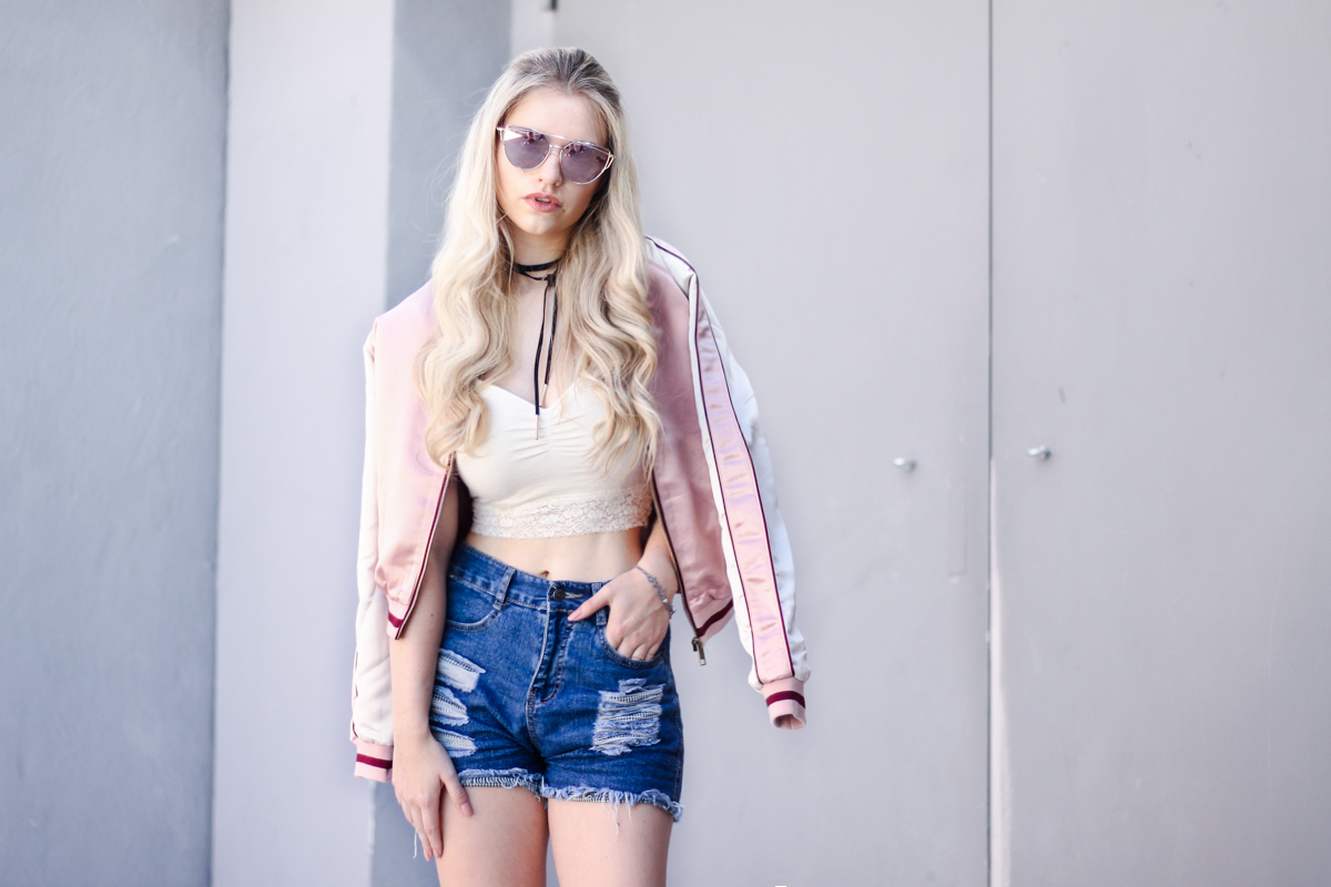 Franziska-Elea-deutsche-Blogger-Modeblog-Fashionblog-München-Review-Bomberjacke-Satin-rosa-Sommer-Outfit-Hot-Pants-high-rise-Jeans-summer-Style