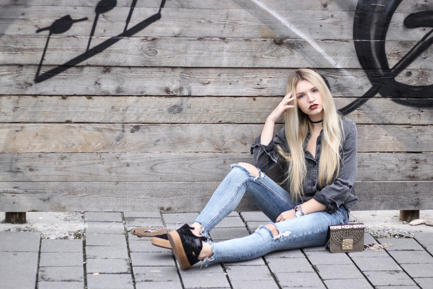 franziska-elea-outfit-kombination-mit-puma-creeper-creepers-rihanna-zerrissene-jeans-furla-metropolis-gold-metallic-laessiger-style-mit-schwarz-wildleder-sneaker