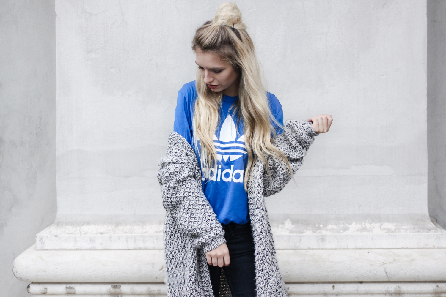 franziska-elea-deutsche-blogger-adidas-outfit-stan-smith-sneaker-t-shirt-kombinieren-jeans-mit-loechern-half-bun-blogger-frisuren-nachmachen-modeblogger