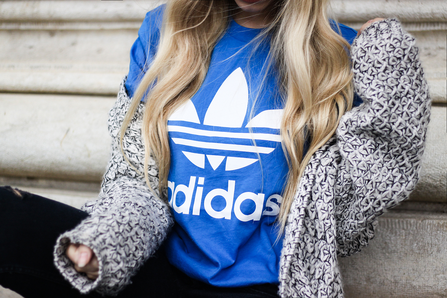 franziska-elea-deutsche-blogger-adidas-outfit-stan-smith-sneaker-weiss-t-shirt-kombinieren-boyfriend-shirt-in-blau-altes-adidas-logo_