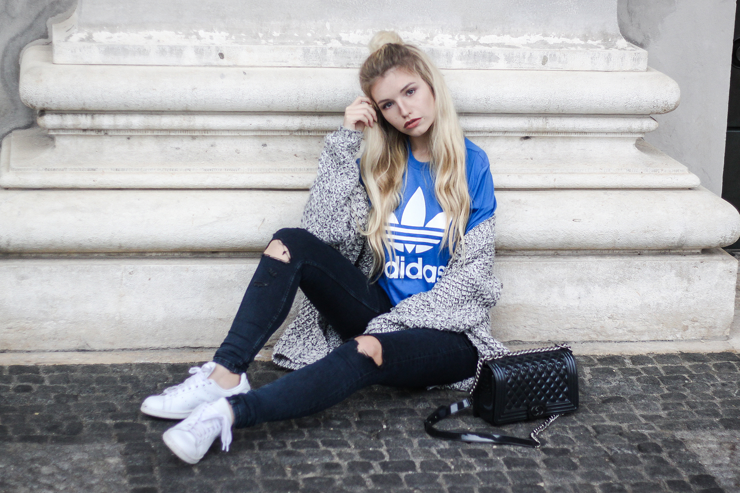 franziska-elea-deutsche-blogger-adidas-outfit-stan-smith-sneaker-weiss-t-shirt-kombinieren-jeans-mit-loechern-half-bun-blogger-frisuren-portrait-outfit-inspiration