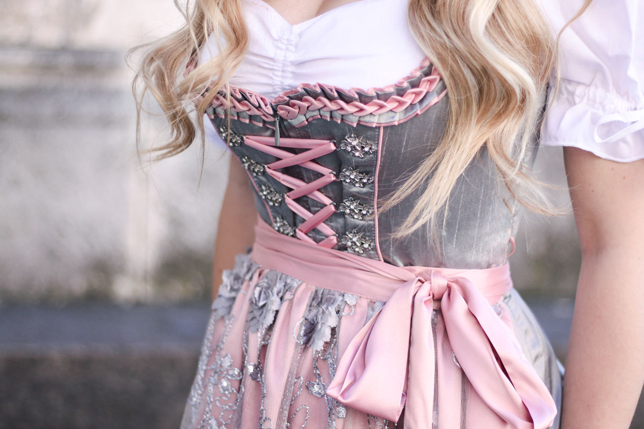 Franziska-Elea-deutsche-Blogger-Modeblog-Fashionblog-München-Dirndl-Oktoberfest-Wiesn-Madl-Krüger-Schürze-Look-Outfit-Bluse-Mädchen-Locken-Frisur