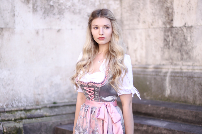 Franziska-Elea-deutsche-Blogger-Modeblog-Fashionblog-München-Dirndl-Oktoberfest-Wiesn-Madl-Krüger-Schürze-Look-Outfit-Bluse-bunt-süß-Traumdirndl