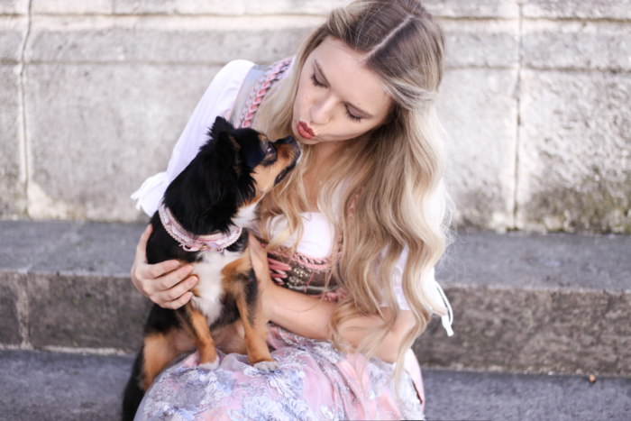 Franziska-Elea-deutsche-Blogger-Modeblog-Fashionblog-München-Dirndl-Oktoberfest-Wiesn-Madl-Krüger-rosa-grau-spitze-Kleid-Seidenkleid-Schürze-Hund-Liebe