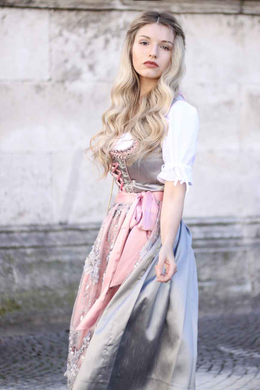 Franziska-Elea-deutsche-Blogger-Modeblog-Fashionblog-München-Dirndl-Oktoberfest-Wiesn-Madl-Krüger-rosa-grau-spitze-Seidendirndl-deutsche-Tracht