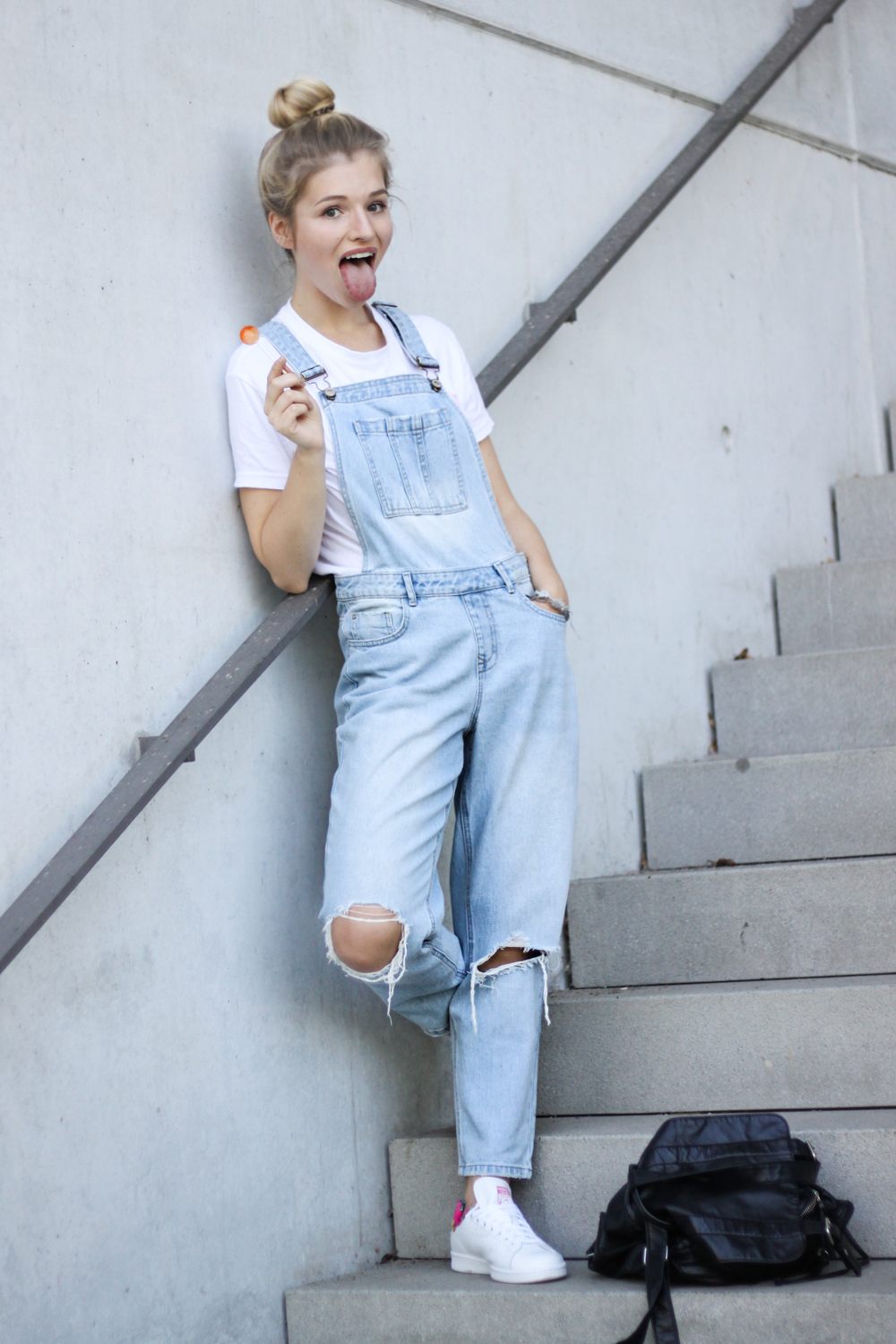 franziska-elea-deutsche-blogger-modeblog-fashionblog-muenchen-latzhose-trend-ootd-style-look-latzhosen-adidas-stan-smith-sneaker-chupa-chups-lutscher