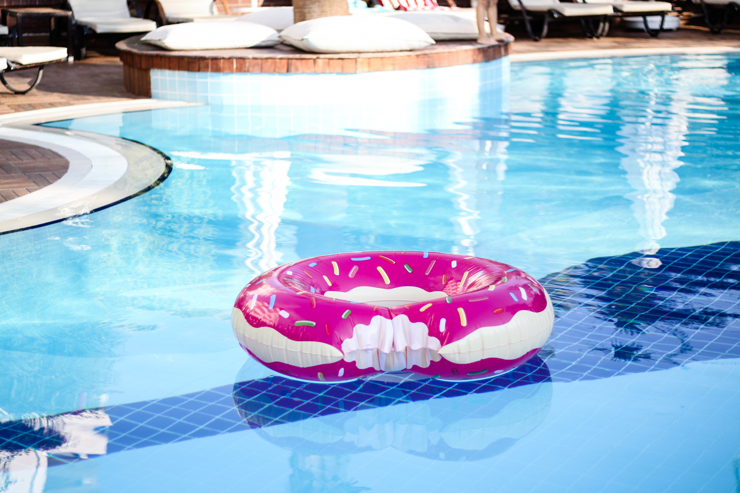 franziska-elea-deutsche-blogger-modeblog-fashionblog-muenchen-urlaub-2016-sommer-pool-strand-beach-donut-schwimmdonut-wasser-toy-pink-ferien