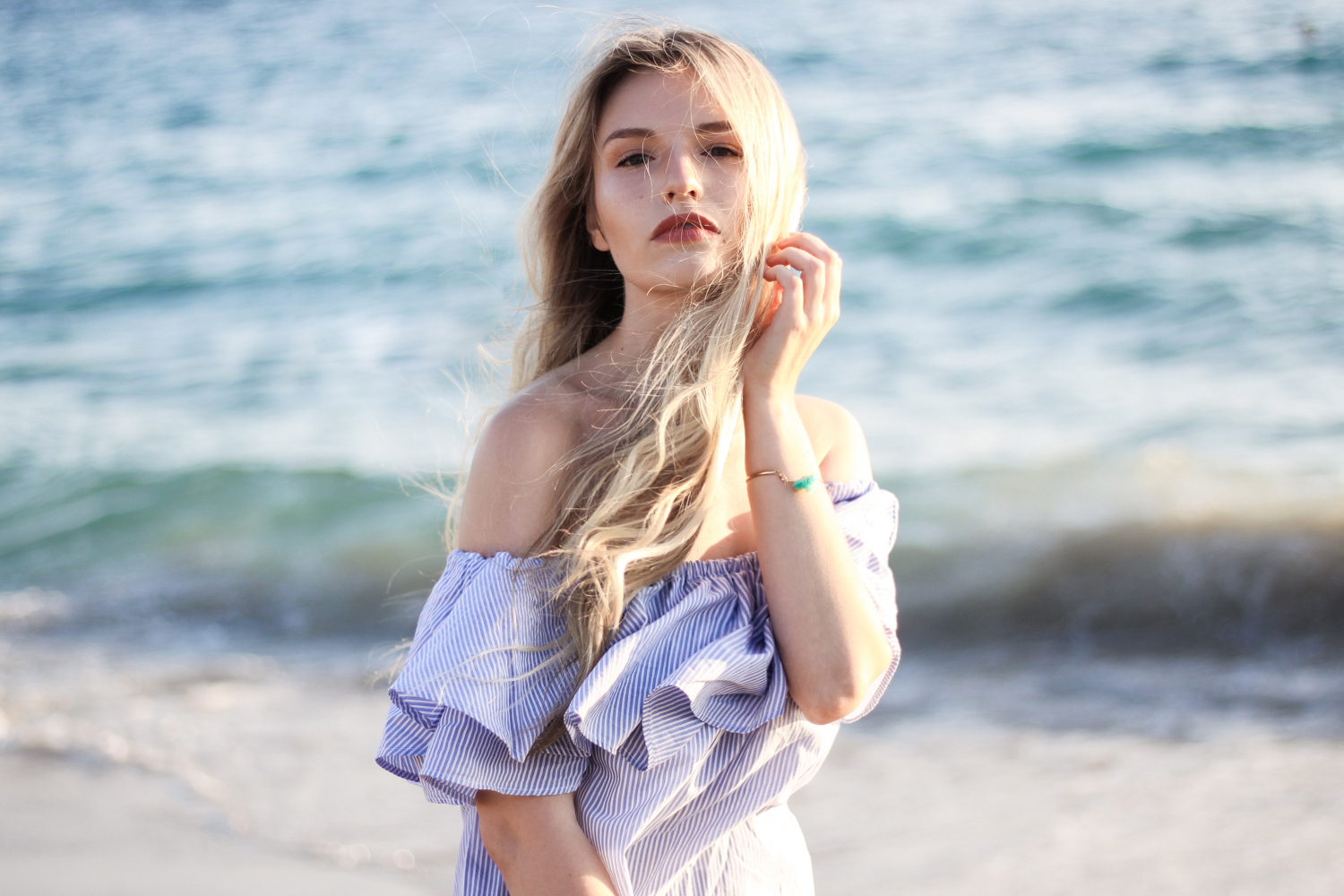 franziska-elea-deutsche-blogger-modeblog-fashionblog-muenchen-urlaub-meer-strand-hut-portrait-beauty-off-shoulder-golden-hour-sonnenuntrgang