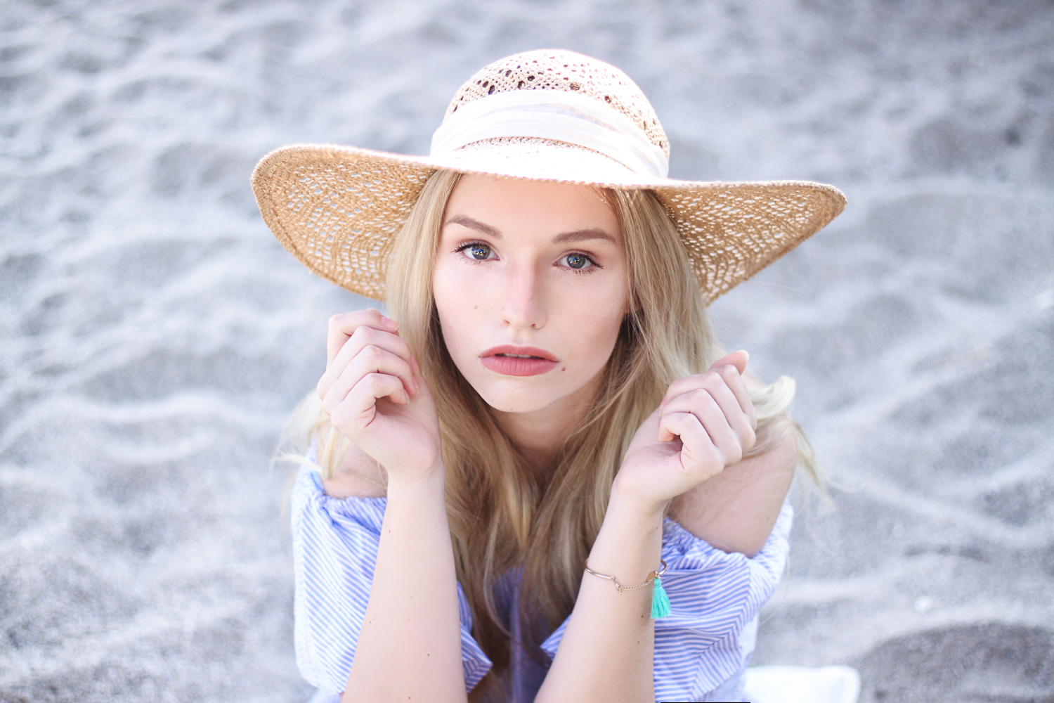 franziska-elea-deutsche-blogger-modeblog-fashionblog-muenchen-urlaub-meer-strand-hut-portrait-beauty-off-shoulder-sommer-shooting-vacay-beach