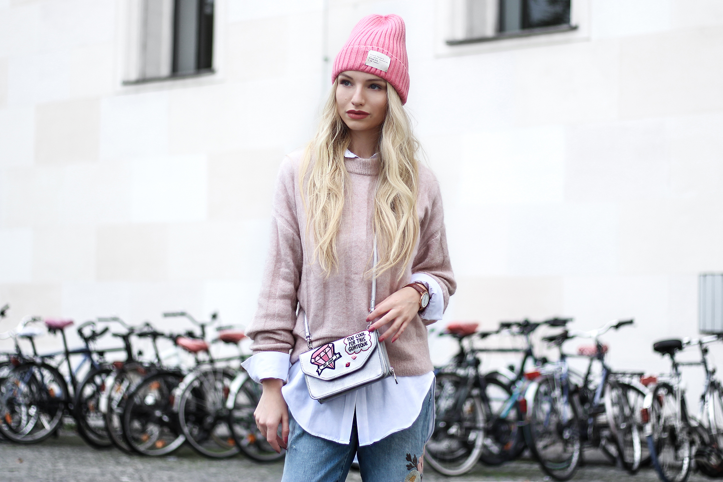 Franziska Elea Blogger Aus Muenchen Strickpullover Rosa Lagenlook Im Bluse Unter Pulli Pinke Muetze Umhaengetasche Mit Patches Metallic Tasche Klein Franziska Elea