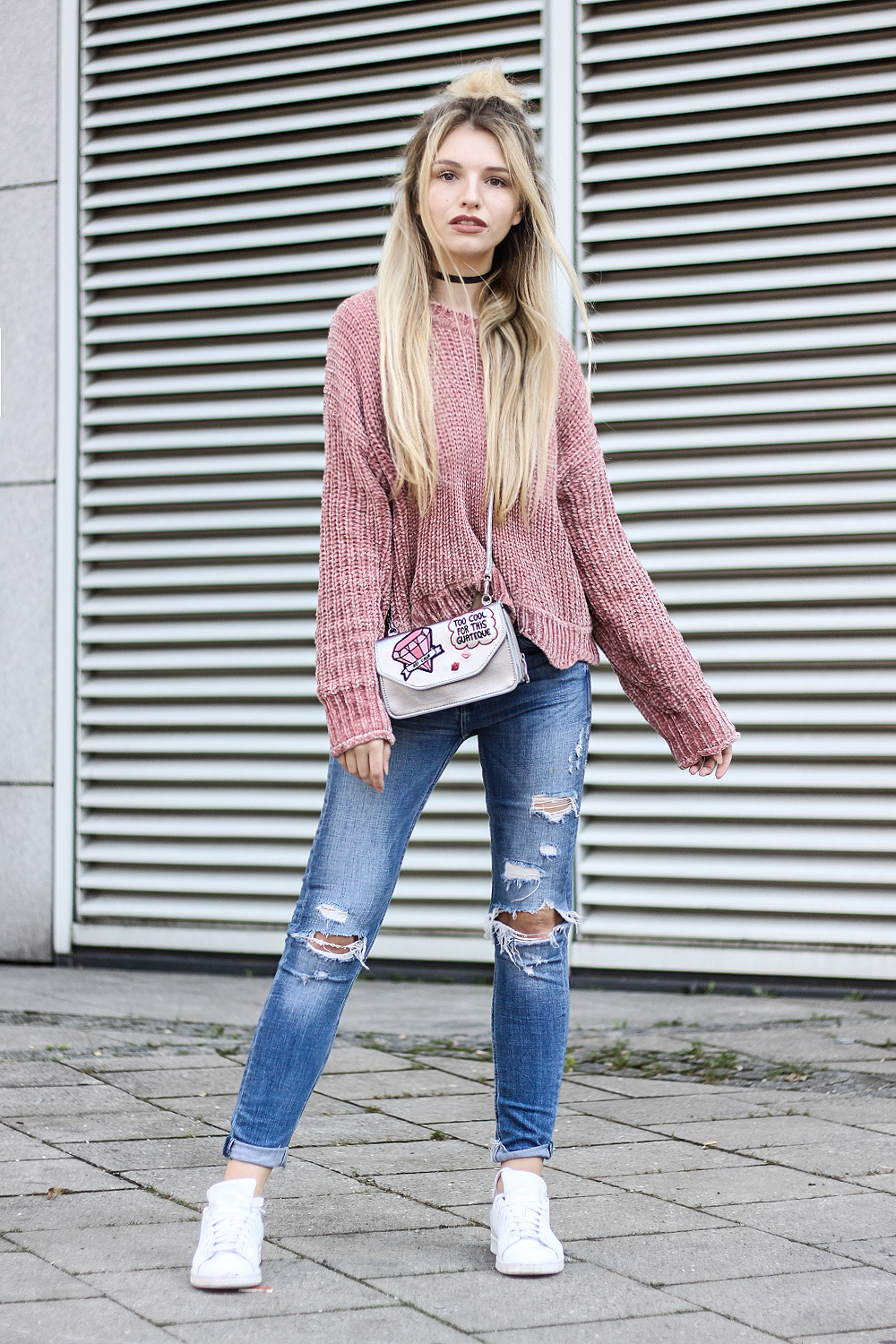 franziska-elea-samt-pullover-von-zara-rosa-velvet-pulli-tasche-metallic-mit-patches-fashionblog-aus-muenchen-zerrissene-jeans-blogger-streetstyle-dutt-frisur