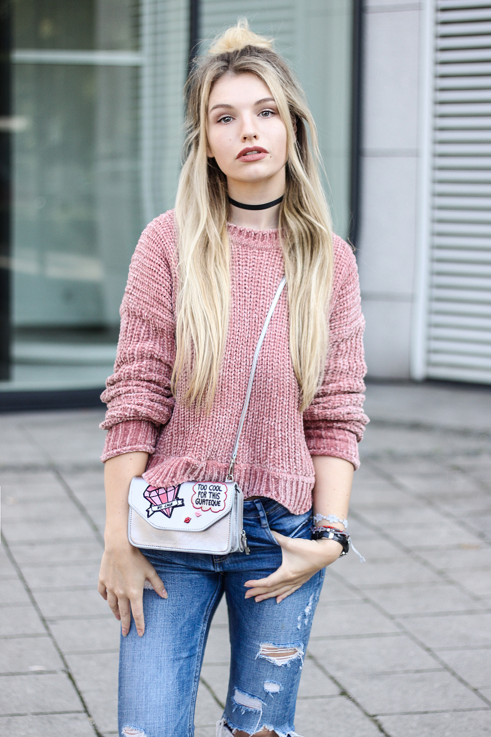 franziska-elea-samt-pullover-von-zara-rosa-velvet-pulli-tasche-metallic-mit-patches-fashionblog-aus-muenchen-modeblogger-ootd-streetstyle-strickpulli-herbst