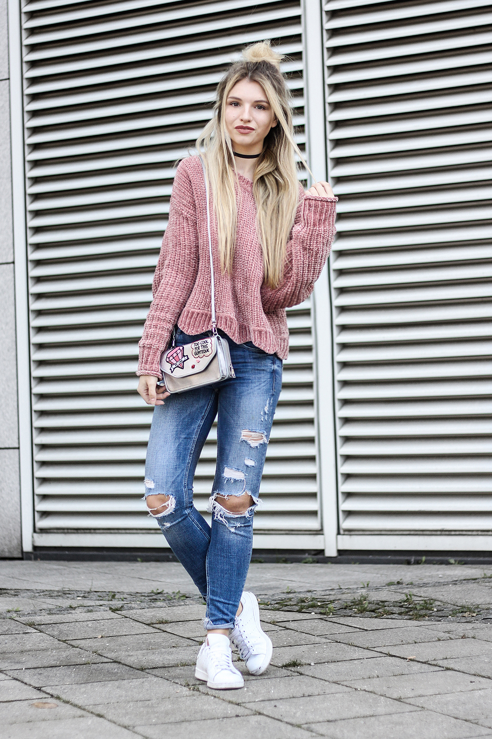 franziska-elea-samt-pullover-von-zara-rosa-velvet-pulli-tasche-metallic-mit-patches-fashionblog-aus-muenchen-zerrissene-jeans-blogger-streetstyle