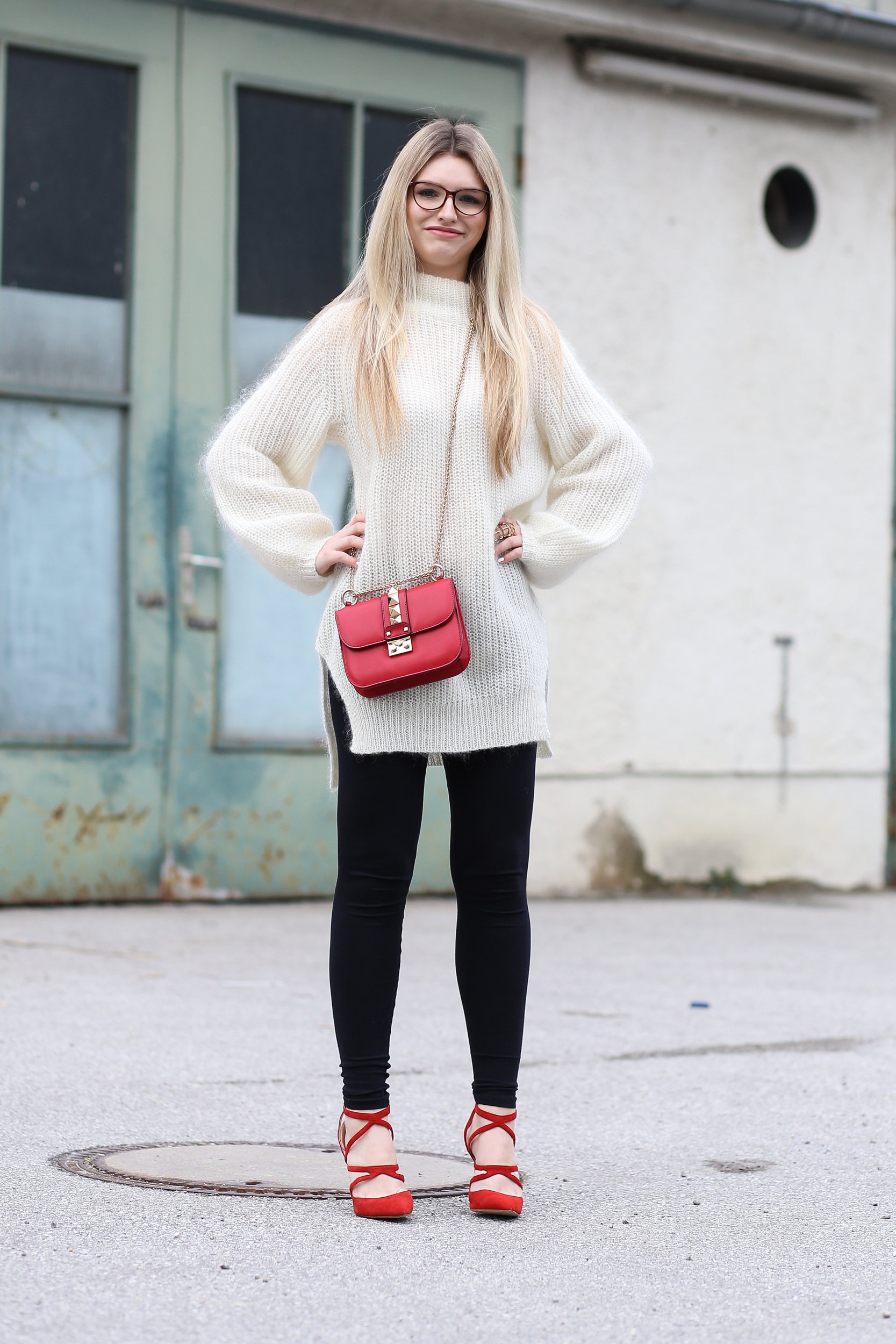 franziska-elea-blogger-aus-muenchen-fashionblog-mode-blog-outfit-oversize-pullover-edited-valentino-rockstud-umhaengetasche-doppelkinn-witzig