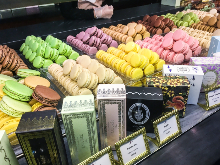 franziska-elea-blogger-aus-muenchen-la-duree-paris-louvre-cafe-macaron-macarons-la-duree-laduree-beste-suessigkeiten-bunte-macarons-gebaeck-aus-paris