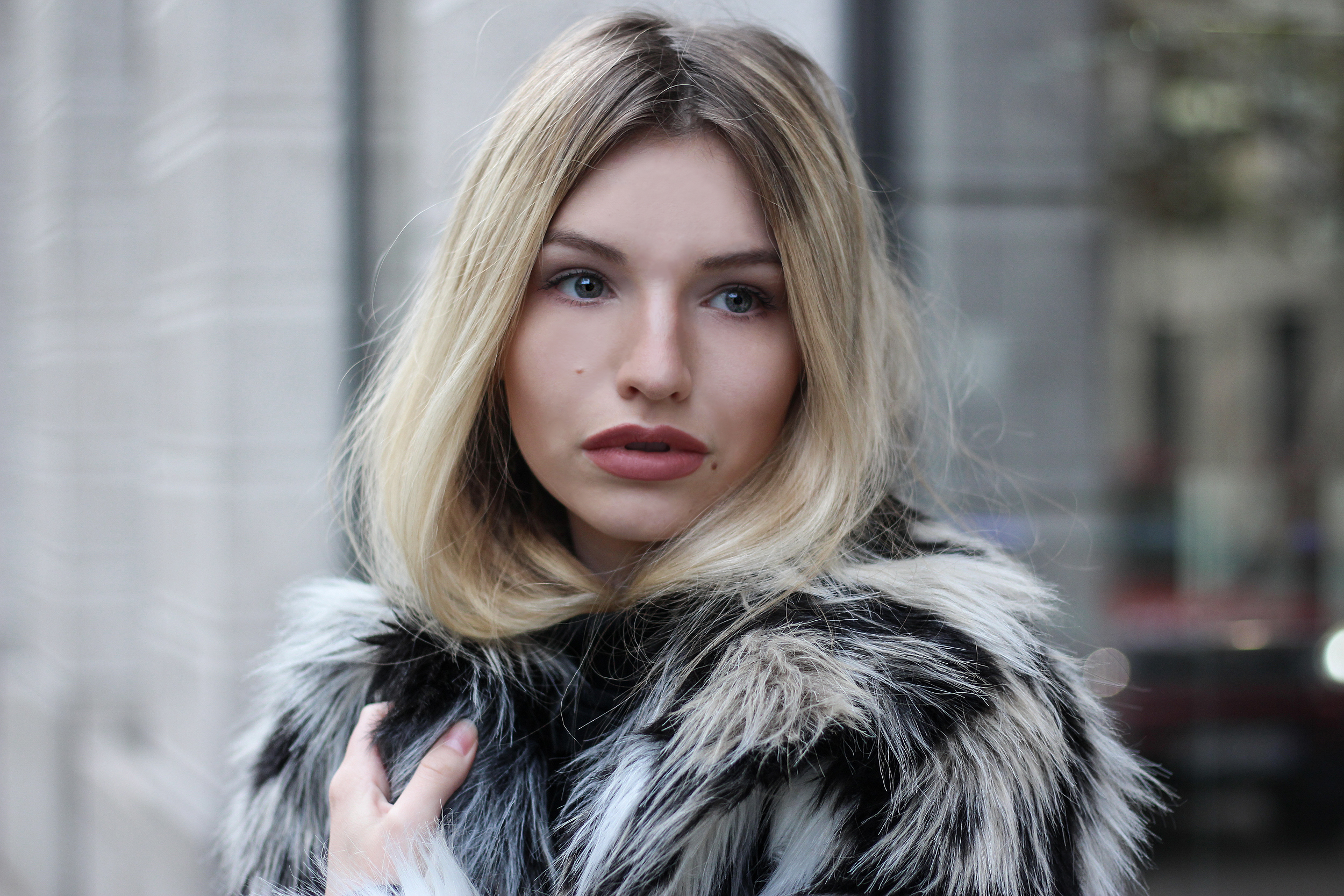 franziska-elea-blogger-aus-muenchen-fake-fur-jacke-netzstrumpfhose-overknee-stiefel-guess-lederrucksack-minirucksack-portrait-blondine-details