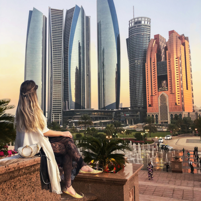 Franziska Elea Abu Dhabi Skyline VAE UAE Vereinigte Arabische Emirate Hauptstadt Travelblog Wolkenkratzer Skyscraper