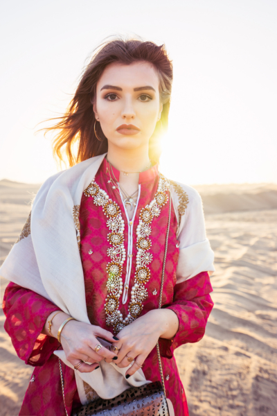 Franziska Elea in Abu Dhabi Reiseblog Reise Tipp Arabisches Land Wüste Shooting Blogger Kaftan pink mit Perlen Desert Sanddünen Sonnenuntergang