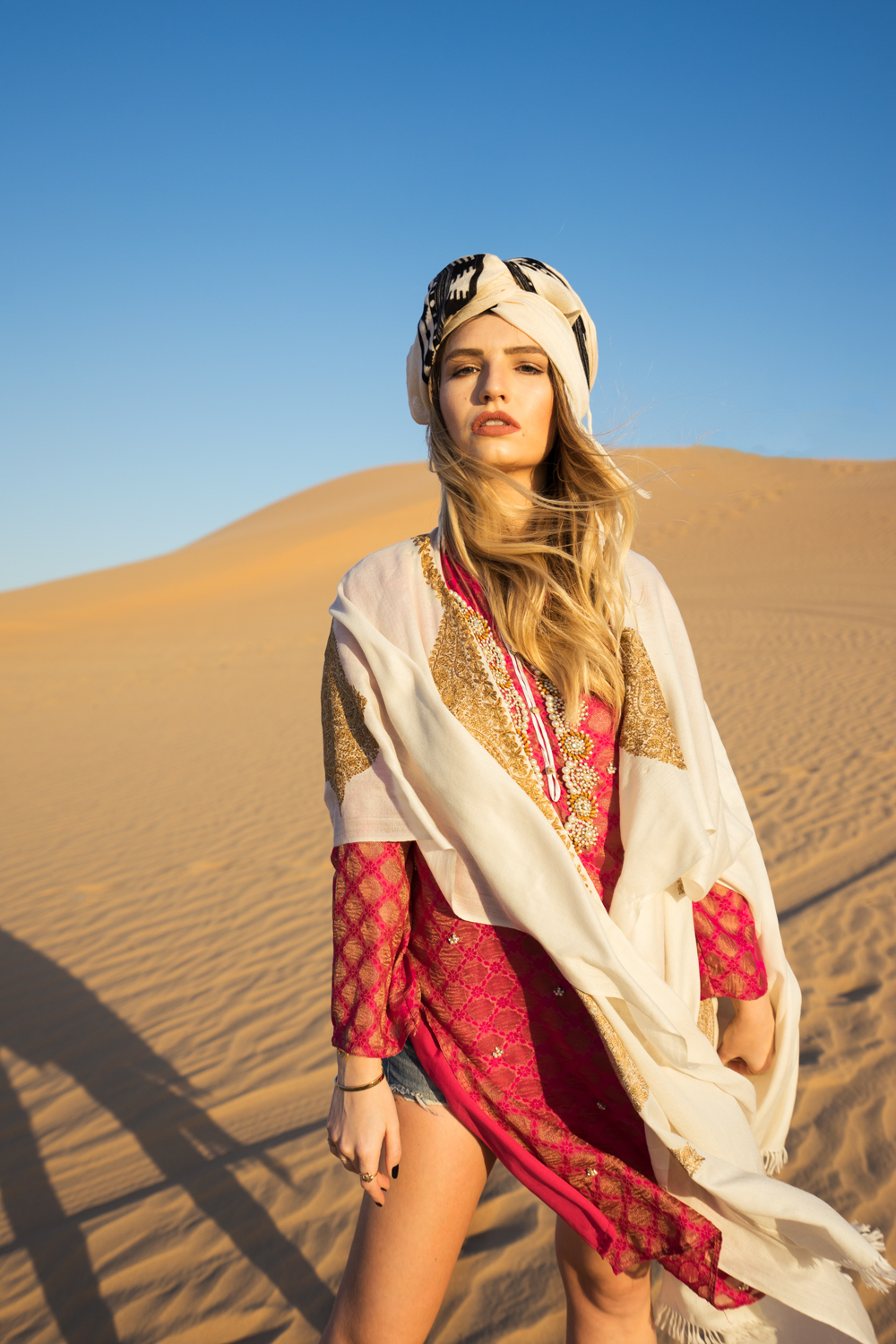 Kaftan Wüstenkleidung Turban Wüstenshooting Fotoshooting arabische Wüste VAE Emirate Kopftuch Safari Tour