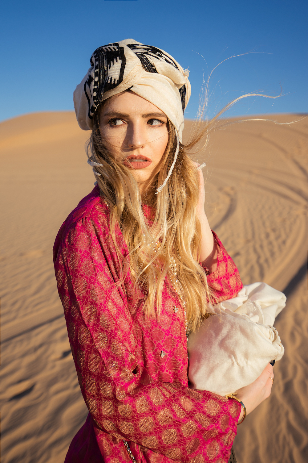 Wüste Portrait Desert Shooting pinker Kaftan dress Turban binden Kopftuch Portrait Franziska Elea Blogger