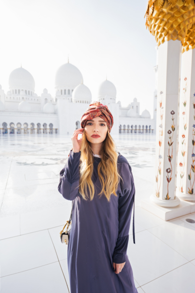 Franziska Elea große Moschee Abu Dhabi Portrait Architektur Reisen schönste Orte der Welt Gebäude Traumhaft